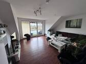 Wohnzimmer - Moderne 3-Zimmer-Wohnung (Dachgeschoss) mit Balkon und Pkw-Stellplatz in Uetersen
