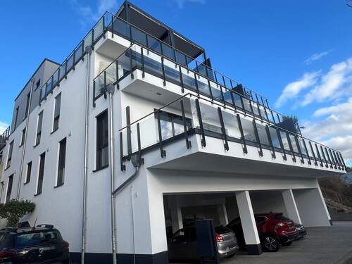 Hausansicht - NEUBAU-ERSTBEZUG! Traumwohnung mit Weitblick in Toplage von Bad Sobernheim zu vermieten
