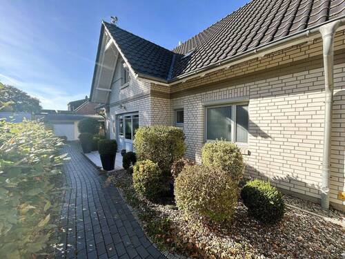 Ansicht Straßenseite - Mehrfamilienhaus, Wohnhaus mit 323,80 m&sup2; in Mönkeberg zum Kaufen