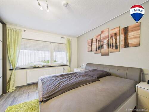 RE/MAX Immobilien DeLux Zweifamilienhaus Wadern-Lockweiler Schlafzimmer - 