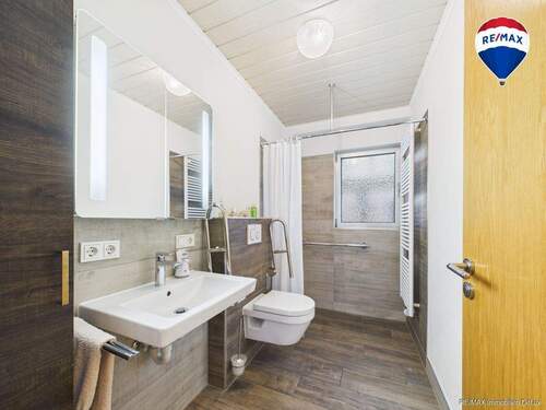 RE/MAX Immobilien DeLux Zweifamilienhaus Wadern-Lockweiler Badezimmer - 