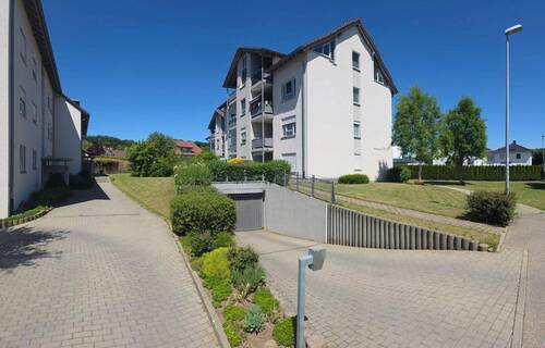 Außenansicht mit Tiefgarage - 