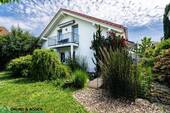 13 - Gartenweg mit Hausansicht - 5 Zimmer Einfamilienhaus in Holzgerlingen