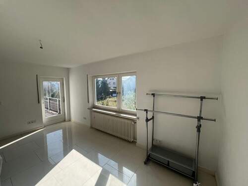 Zimmer 1 EG Blick 2 mit Balkonzugang - 