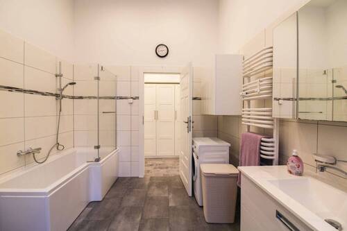 Badezimmer mit Tür zum Flur - 