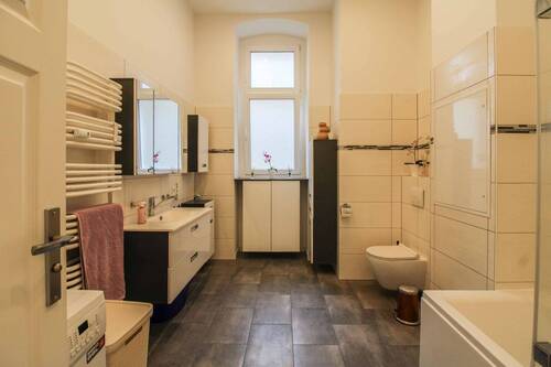 Badezimmer mit Fenster - 