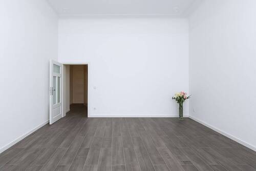 Zimmer 1 mit Tür zum Flur - 4 Zimmer Etagenwohnung in Berlin