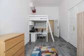 Zimmer 2 mit Tür zum Flur - 