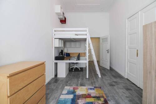 Zimmer 2 mit Tür zum Flur - 