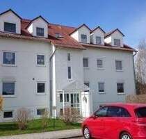 nahe Radeberg -- schöne und großzügige 2-Raum-Wohnung im Dachgeschoss mit Balkon -- hell, freundlich und ruhige Lage - PKW-Stellplatz - Arnsdorf