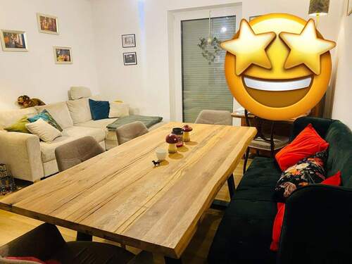 Wohnzimmer mit Balkonaustritt - 