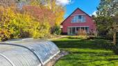 Garten mit Pool.jpg - Hier bleiben keine Wünsche offen: Haus mit viel Platz und Komfort drinnen und draußen - Luftwärme, Pool, Sauna, Garage u.v.m.