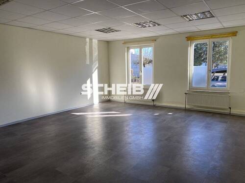 innenliegender Sonnenschutz - Kurs-Büroraum an der B290 - 320,00&nbsp;EUR Kaltmiete, ca.&nbsp; 63,00&nbsp;m&sup2;&nbsp;Wohnfl&auml;che