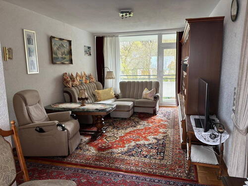 Wohnzimmer mit Balkon - 3 Zimmer Etagenwohnung zum Kaufen in Wuppertal