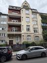 Haus von der Straße aus - Kernsanierte Wohnung in einem herrschaftlichen Altbau mit eigenem idyllischen Garten und Terrasse!