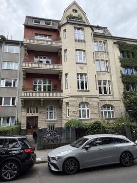 Haus von der Straße aus - Kernsanierte Wohnung in einem herrschaftlichen Altbau mit eigenem idyllischen Garten und Terrasse!