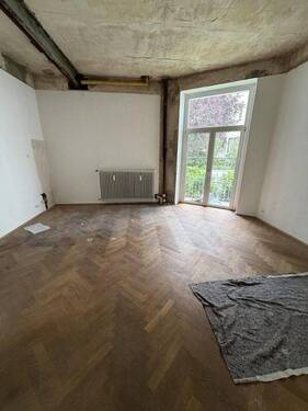 Zimmer 1 mit Balkon - 5 Zimmer Etagenwohnung in Köln
