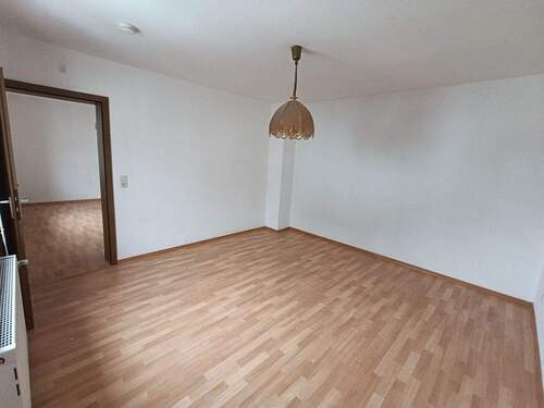 Schlafzimmer mit Blick Richtung Wohnzimmer - 2 Zimmer Etagenwohnung in Waldsassen