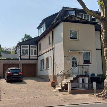 Blick auf das Haus - 6 Zimmer Doppelhaushälfte zum Kaufen in Essen