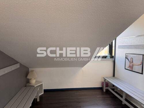 Fläche als Umkleide genutzt - Büro mit 174,00 m&sup2; in Michelfeld zur Miete