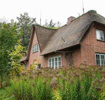 Husum: Herrschaftliches, reetgedecktes Friesenhaus auf 22.500 m² parkähnlichem Grundstück