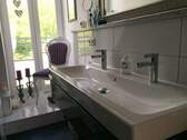 eingebauter Waschtisch - 