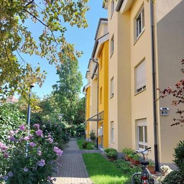 Hauszugang - 3 Zimmer Etagenwohnung zum Kaufen in Frankfurt am Main