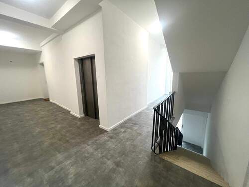 Flur mit Aufzug - 