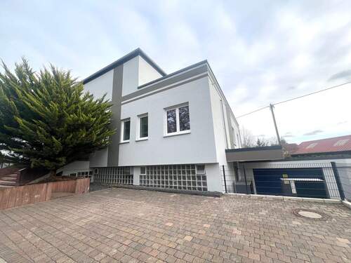 Hausansicht mit KFZ-Stellplätze - 3 Zimmer Etagenwohnung zum Kaufen in Bad Sobernheim