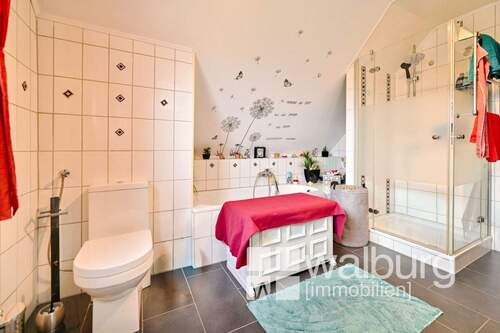 24 Bad mit Wanne und Dusche - 