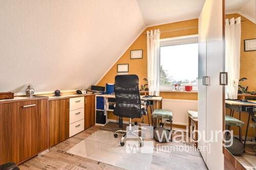 28 Zimmer oben - Büro - 