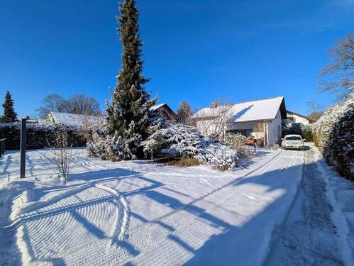 Außenansicht Winter - Wohnen oder neu gestalten - Großes Gartengrundstück mit Einfamilienhaus