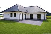 Terrassenansicht mit Rasen - 