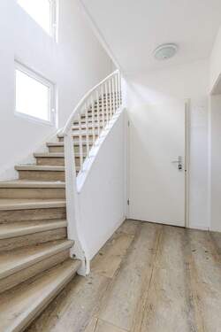 Treppenhaus - Mehrfamilienhaus, Wohnhaus mit 242,00 m&sup2; in Stuttgart / Münster zum Kaufen