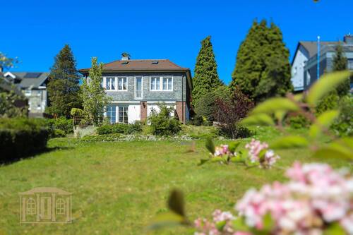 Blick über den Garten zur Rückseite - 