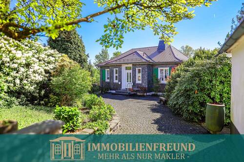 Titelbild - Ein Haus wie aus dem Bilderbuch - Einfamilienhaus in Cronenberg auf riesigem Grundstück