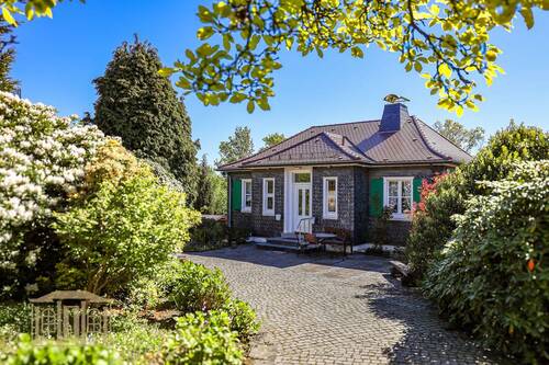 Zugang Haus mit Vorplatz - 4 Zimmer Einfamilienhaus zum Kaufen in Wuppertal
