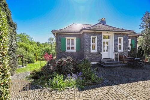 Vorplatz mit seitlichem Weg - 