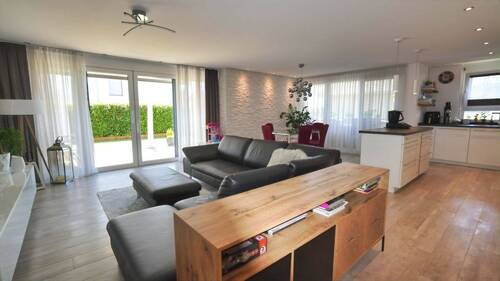 Frontansicht Terrasse u Balkon - KOMFORTABEL UND EBENERDIG WOHNEN MIT EIGENEM GARTEN - WIE IN EINEM BUNGALOW