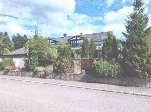 Bild 1 - Zweifamilienhaus mit Einliegerwohnung und Garagen im Stock, Untergeschoss mit Schwimmad und Sauna