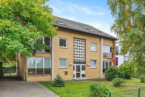 Frontansicht des Vier-Parteien-Mehrfamilienhauses - 