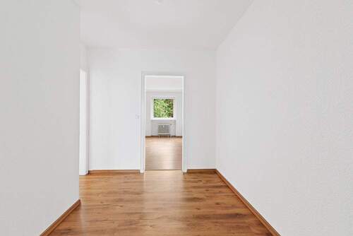 Flur mit Blick ins kleine Zimmer - 