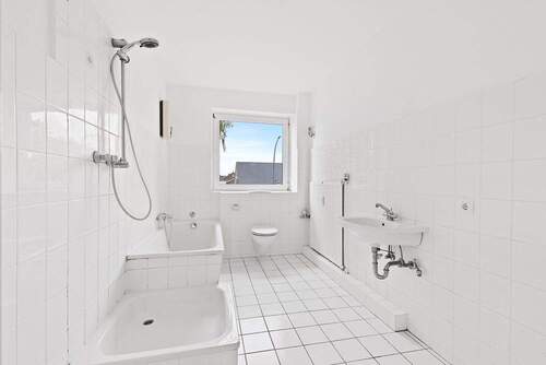 Helles Vollbad mit Tageslicht - 