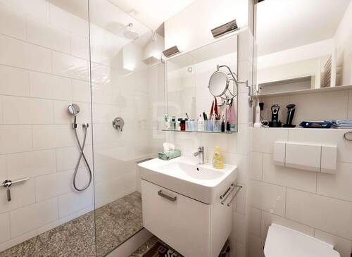 Modernes Bad (KI generiert) - 