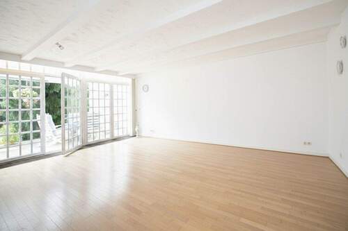 Wohnzimmer-leer - 5 Zimmer Bungalow zum Kaufen in Heusenstamm