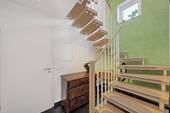 Eingangsbereich mit Treppe ins DG - 