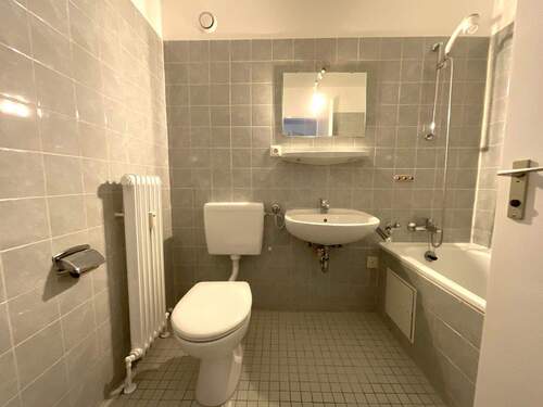 Bad mit Wanne - 1 Zimmer Etagenwohnung in Nürnberg