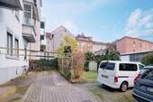 Hinterhof mit Stellplätzen - 
