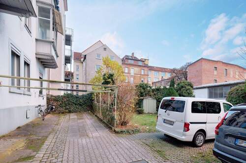 Hinterhof mit Stellplätzen - 