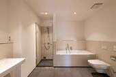 Bad mit Wanne und Dusche - 